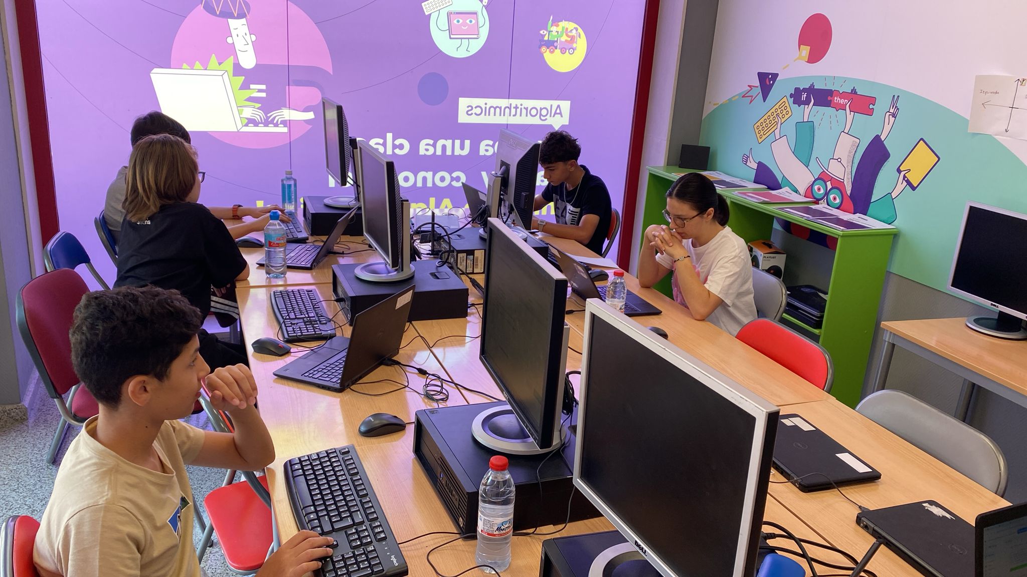 Alumnos de Algorithmics Murcia resolviendo retos de programación en CodeTrip Python 2026