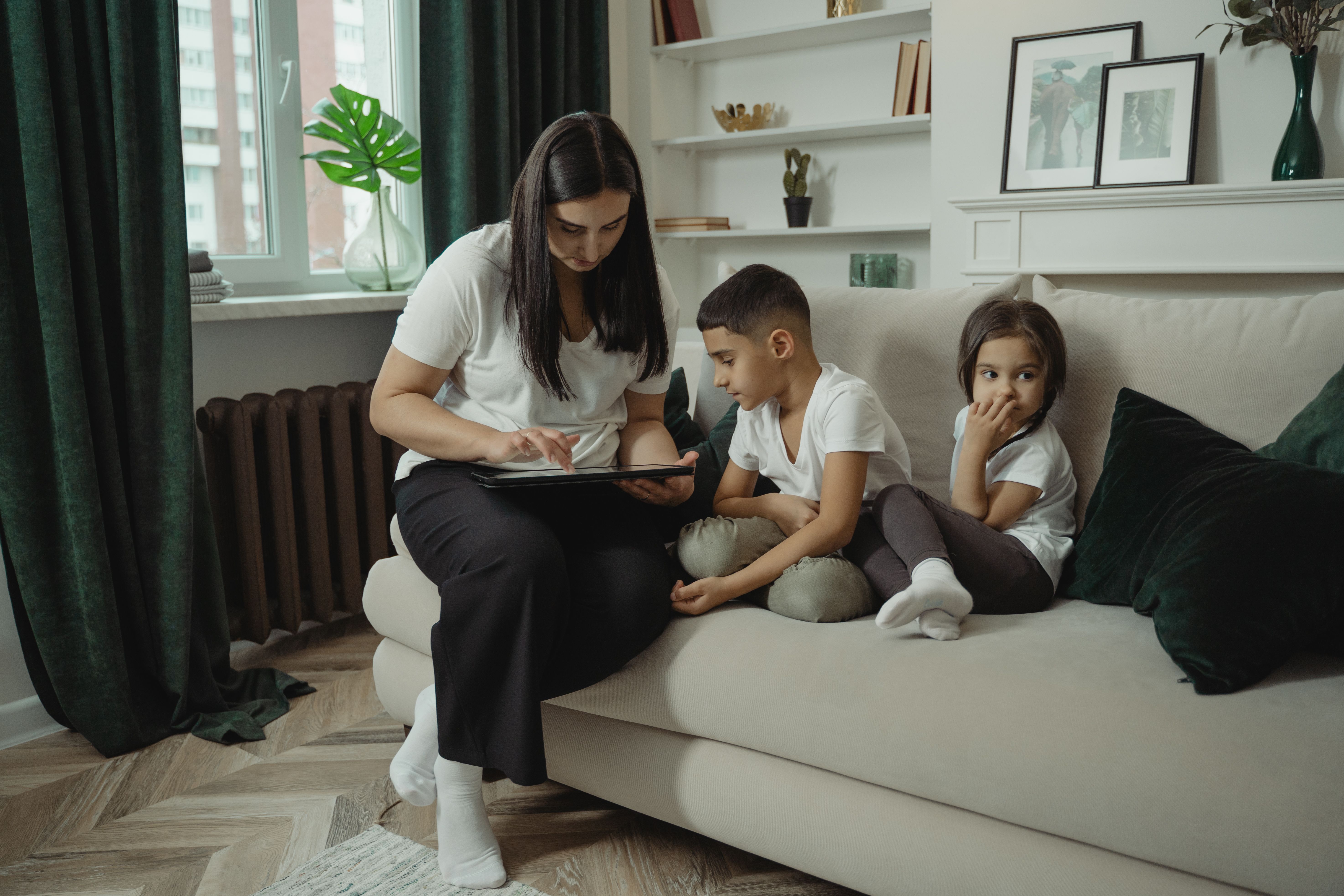 Familia revisando conjuntamente la privacidad de un teléfono móvil