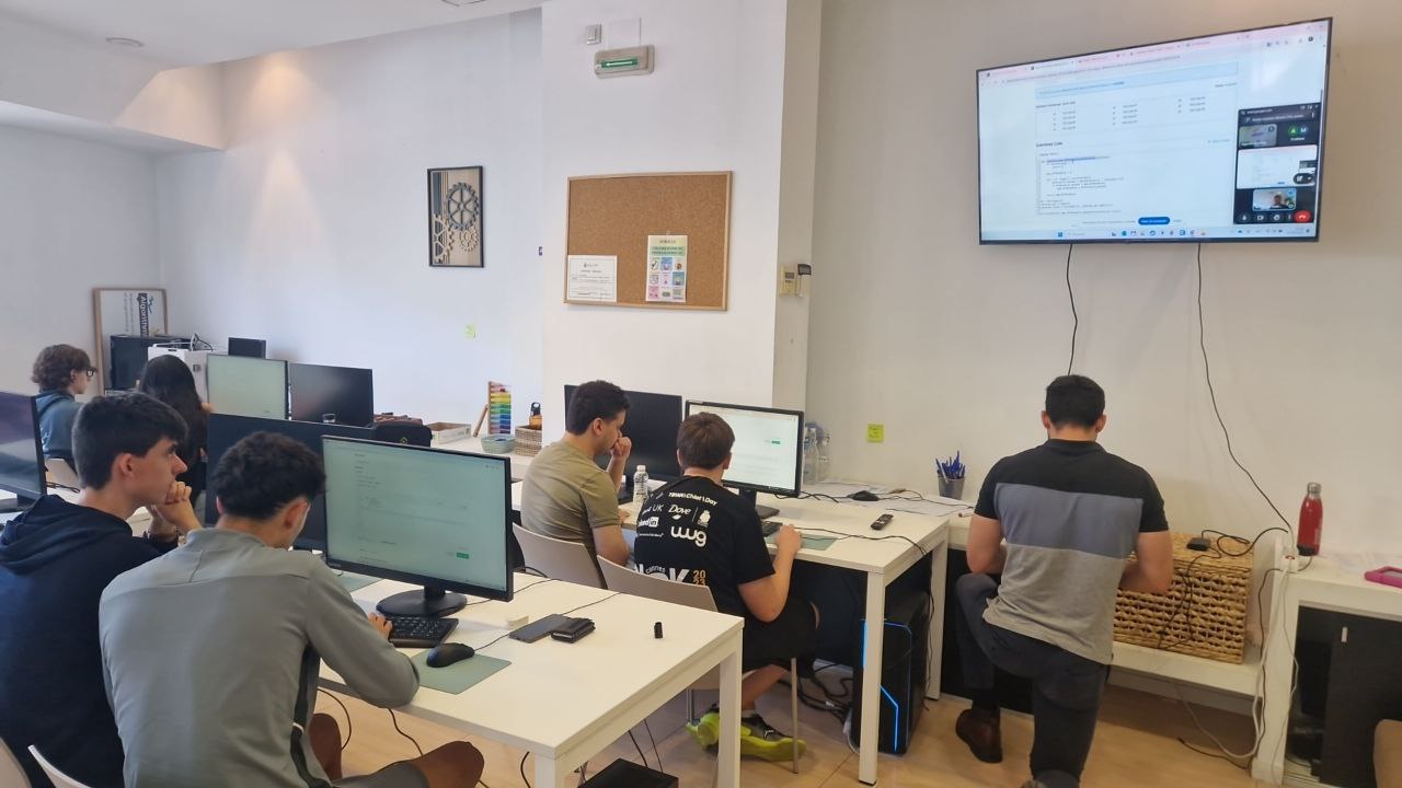 Alumnos de Algorithmics Pamplona compitiendo en CodeTrip Python 2026
