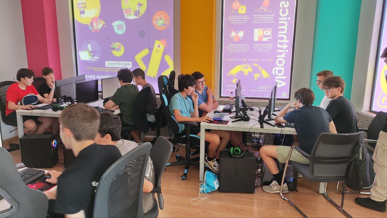 Equipos de Algorithmics Zaragoza participando en CodeTrip Python 2026