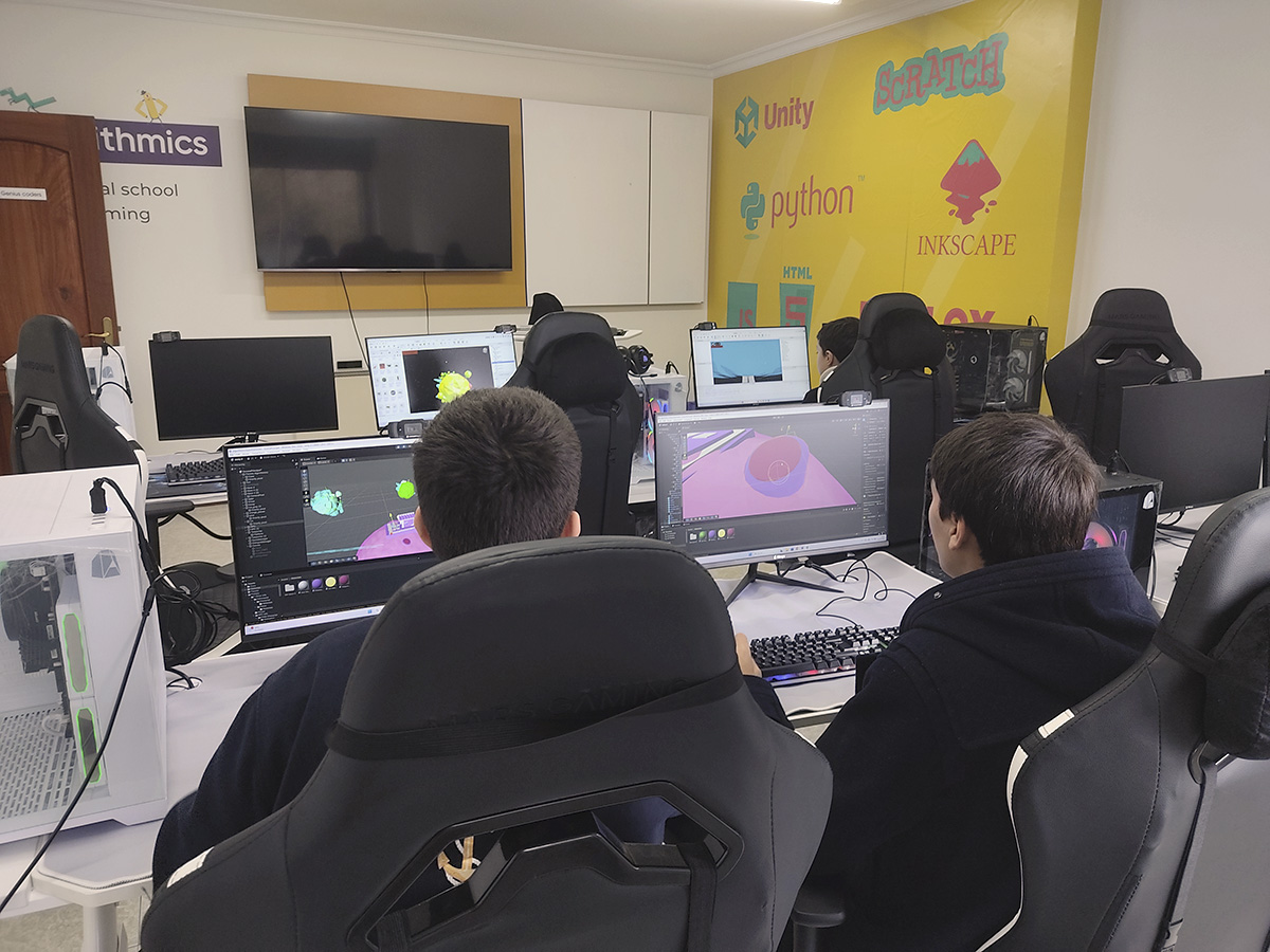 Niños participando en una actividad extraescolar de programación y proyectos tecnológicos