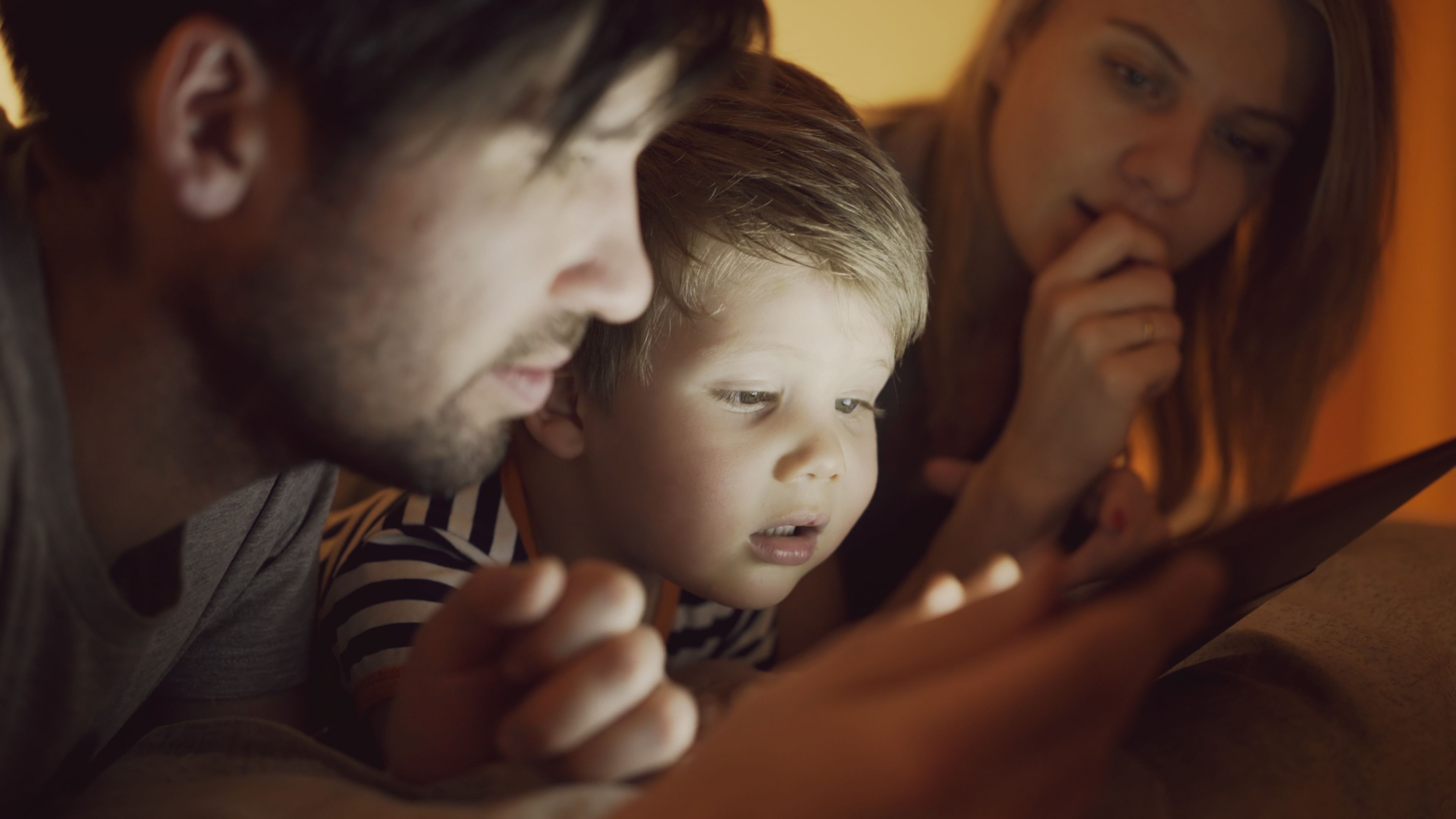 Familia dialogando con un adolescente sobre el uso responsable de la tecnología en casa