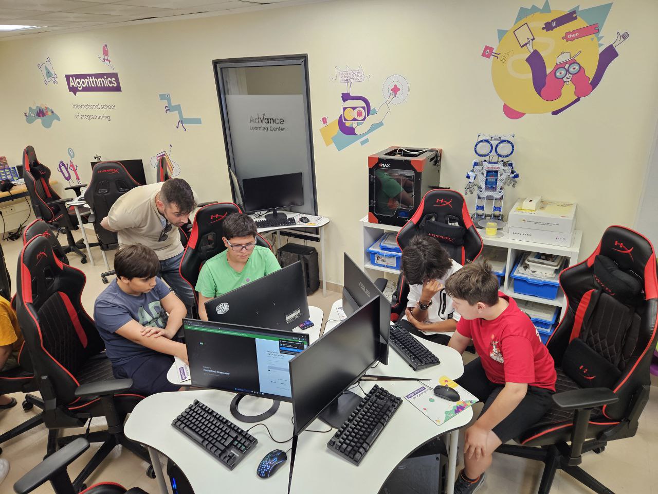 Alumnos de Algorithmics Toledo participando en CodeTrip Python 2026 y resolviendo retos de pensamiento lógico