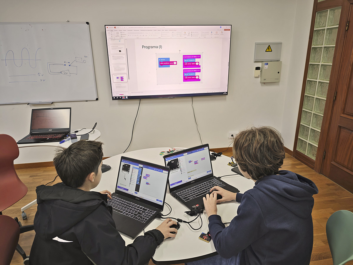 Alumnos desarrollando pensamiento computacional en una escuela de programación para niños