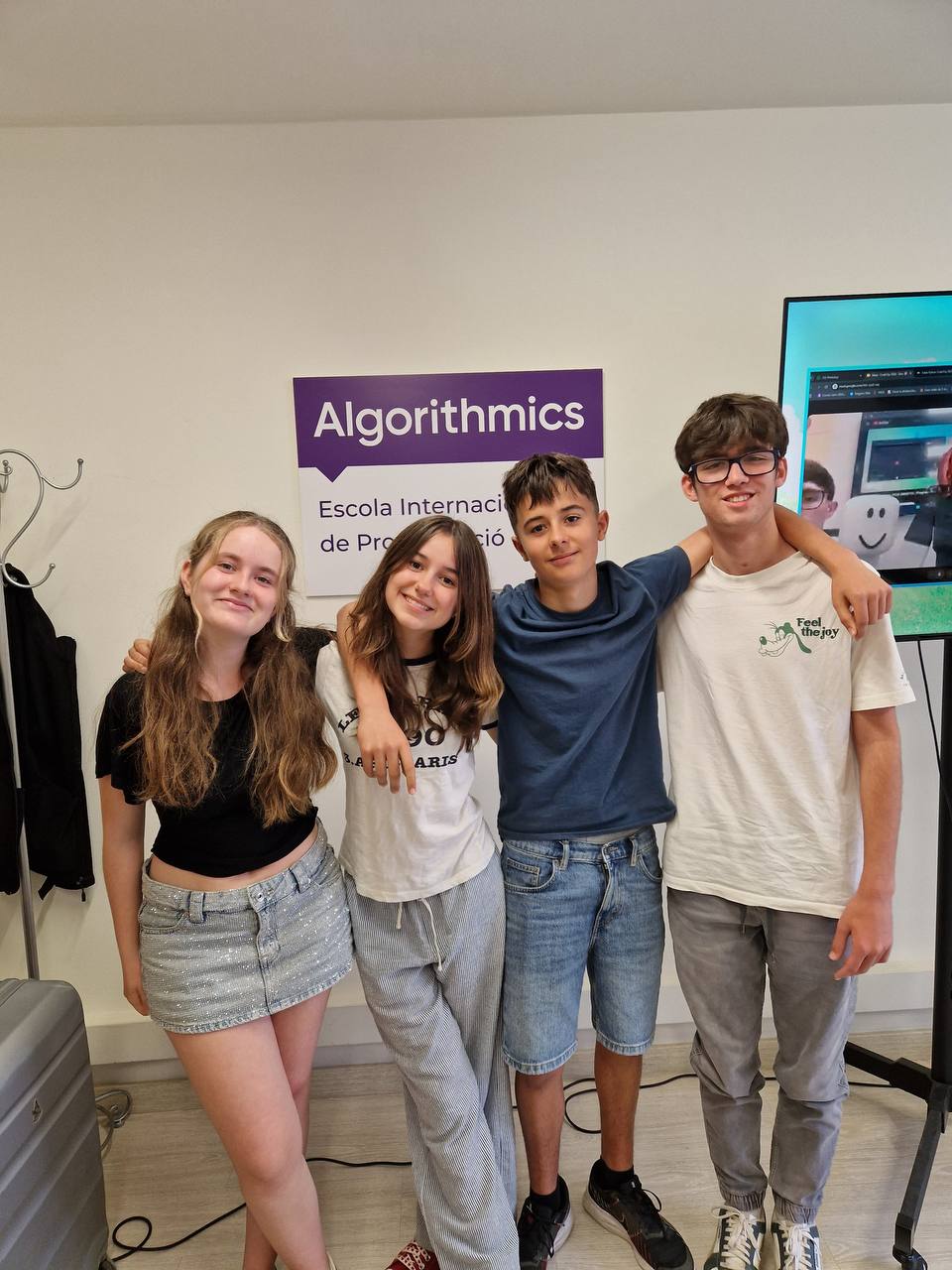 Equipo de alumnos de Algorithmics Girona colaborando durante CodeTrip Python 2026