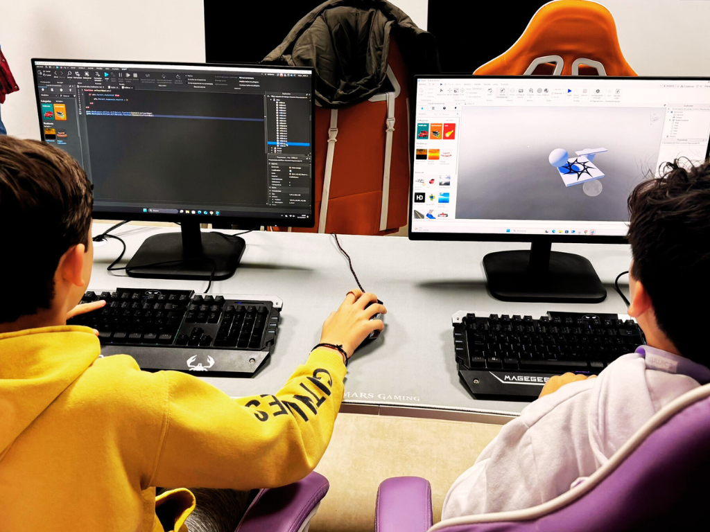Niños disfrutando de una clase de programación en Algorithmics