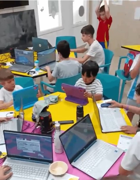 Alumnos desarrollando pensamiento crítico y resolución de problemas con tecnología