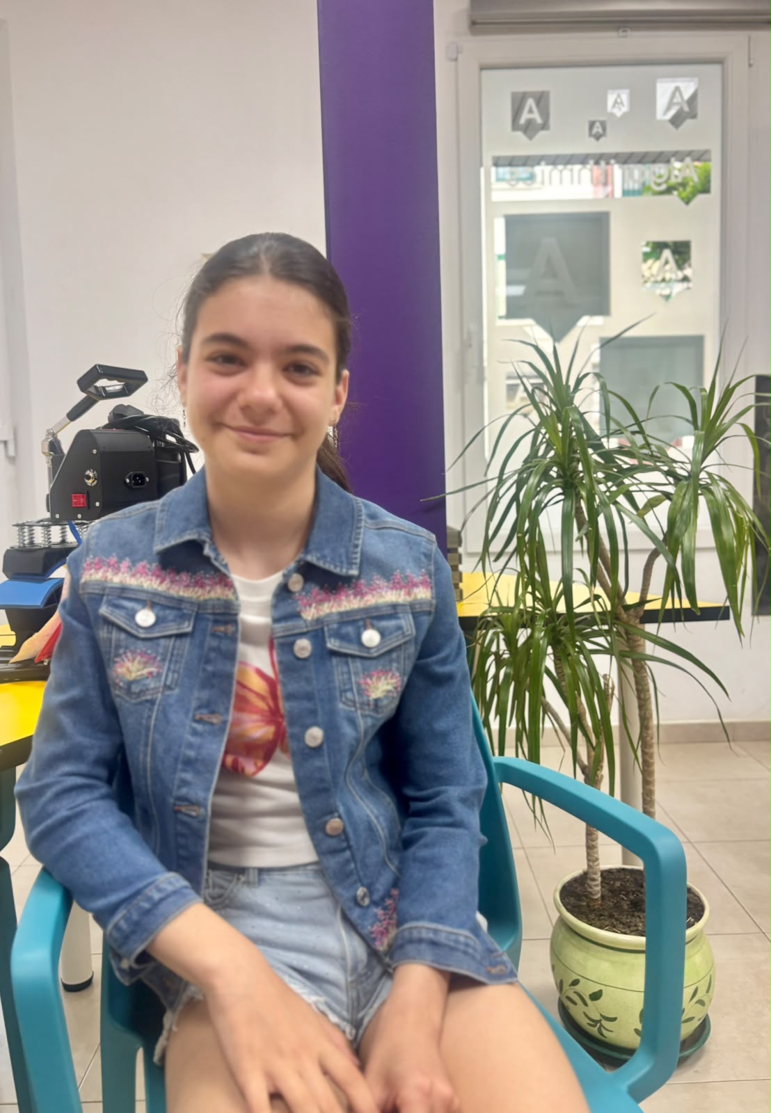 Alumno presentando un proyecto digital y desarrollando confianza