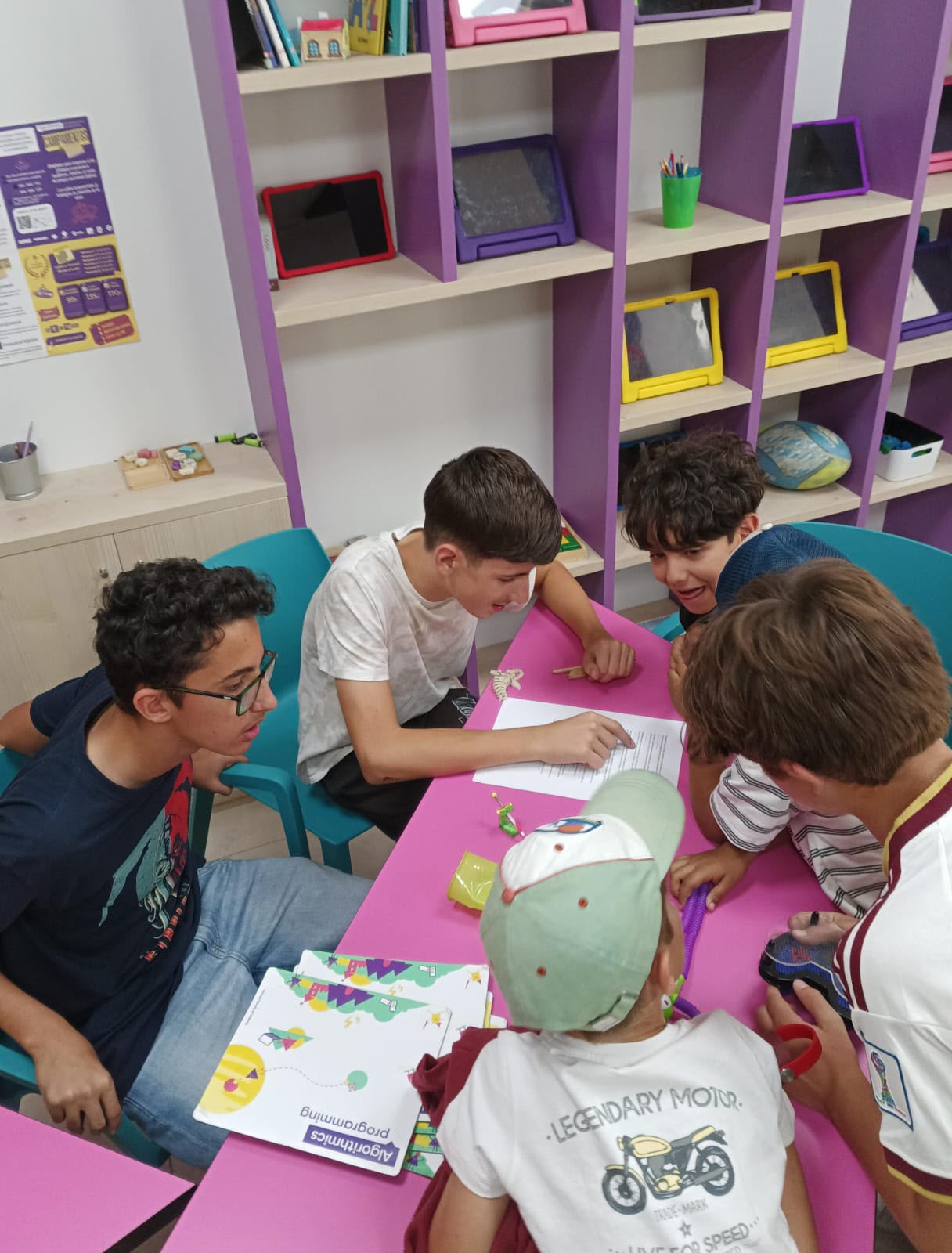 Niños colaborando en un proyecto tecnológico en clase