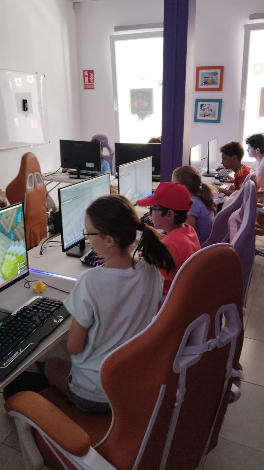 Niños aprendiendo programación e inteligencia artificial en Algorithmics